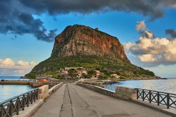 Попасть в самый загадочный город-крепость Европы можно только по дамбе, которую недавно превратили в автомобильный мост (Monemvasia, Греция). | Фото: greekreporter.com.
