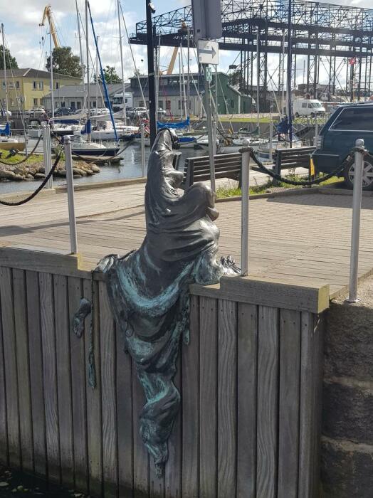 Бронзовая скульптура «Черный призрак» (высота 2, 40 м) была создана Сваюнасом Юркусом и Сергеем Плотниковасом (Клайпеда, Литва). | Фото: statues.vanderkrogt.net.