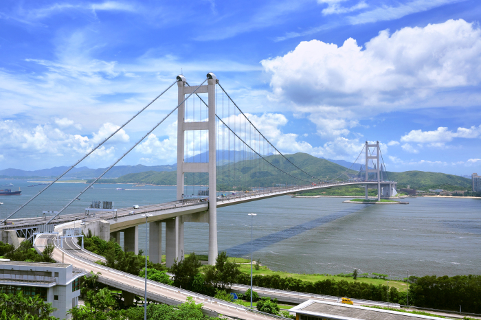 Мост Цин Ма является главной достопримечательностью двух островов и узнаваемым символом Гонконга. | Фото: mavink.com.