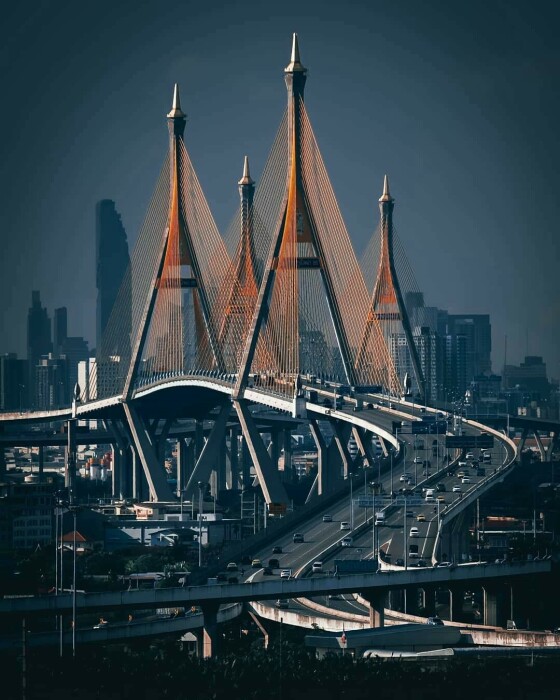 Мост Пхумипон, разработанный известным немецким инженером Гельмутом Хомбергом, стал культовым архитектурным достоянием всего Таиланда. | Фото: pikabu.ru.