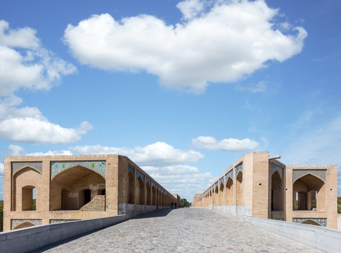 Верхняя часть моста предназначалась для движения повозок, а вот по бокам, за арками, спрятаны пешеходные зоны (Khaju Bridge, Исфахан). | Фото: commons.wikimedia.org.