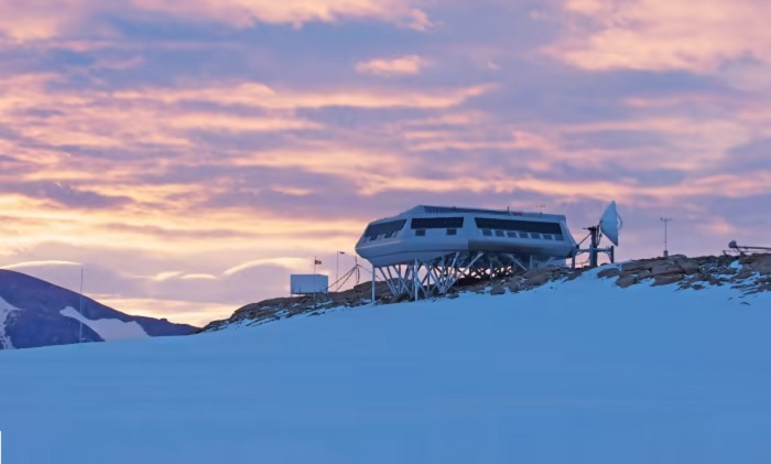 Аэродинамическая форма станции позволяет избегать активного противостояния суровым погодным условиям (Princess Elisabeth, Антарктида). | Фото: kippzonen-brewer.com.