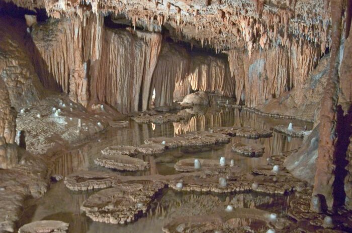 Государственный парк пещер Онондага расположен рядом с одной из самых длинных свободных рек США – Мерамек. | Фото: dpreview.com.