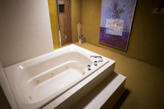 Та самая ванная комната, где, по свидетельствам очевидцев и участников пыток, Альберт Анастазиа устраивал казни. | Фото: loveproperty.com.
