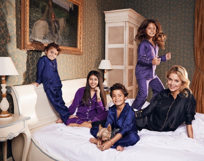 Супруга Виктория с детьми в одной из спальных комнат роскошного особняка. | Фото: kakprosto.ru.