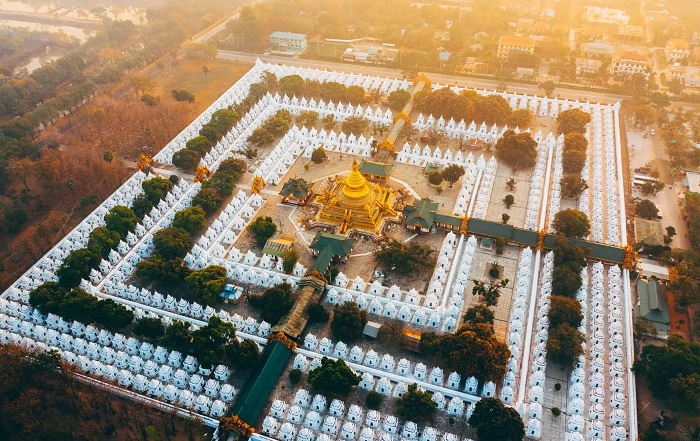 Золотая ступа, окруженная множеством белоснежных святилищ, напоминающих колокольчики – поистине захватывающее зрелище (Kuthodaw Pagoda, Мандалай). | Фото: odysseytraveller.com.