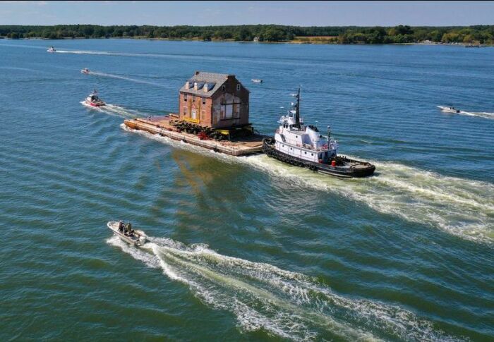 Дом, плывущий по заливу – захватывающее зрелище (Galloway, США). | Фото: capitalgazette.com.