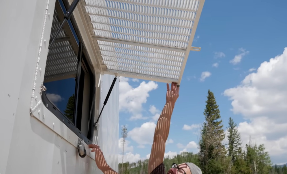 Окно спрятал за металлической решеткой. Окно спрятал за металлической решеткой.