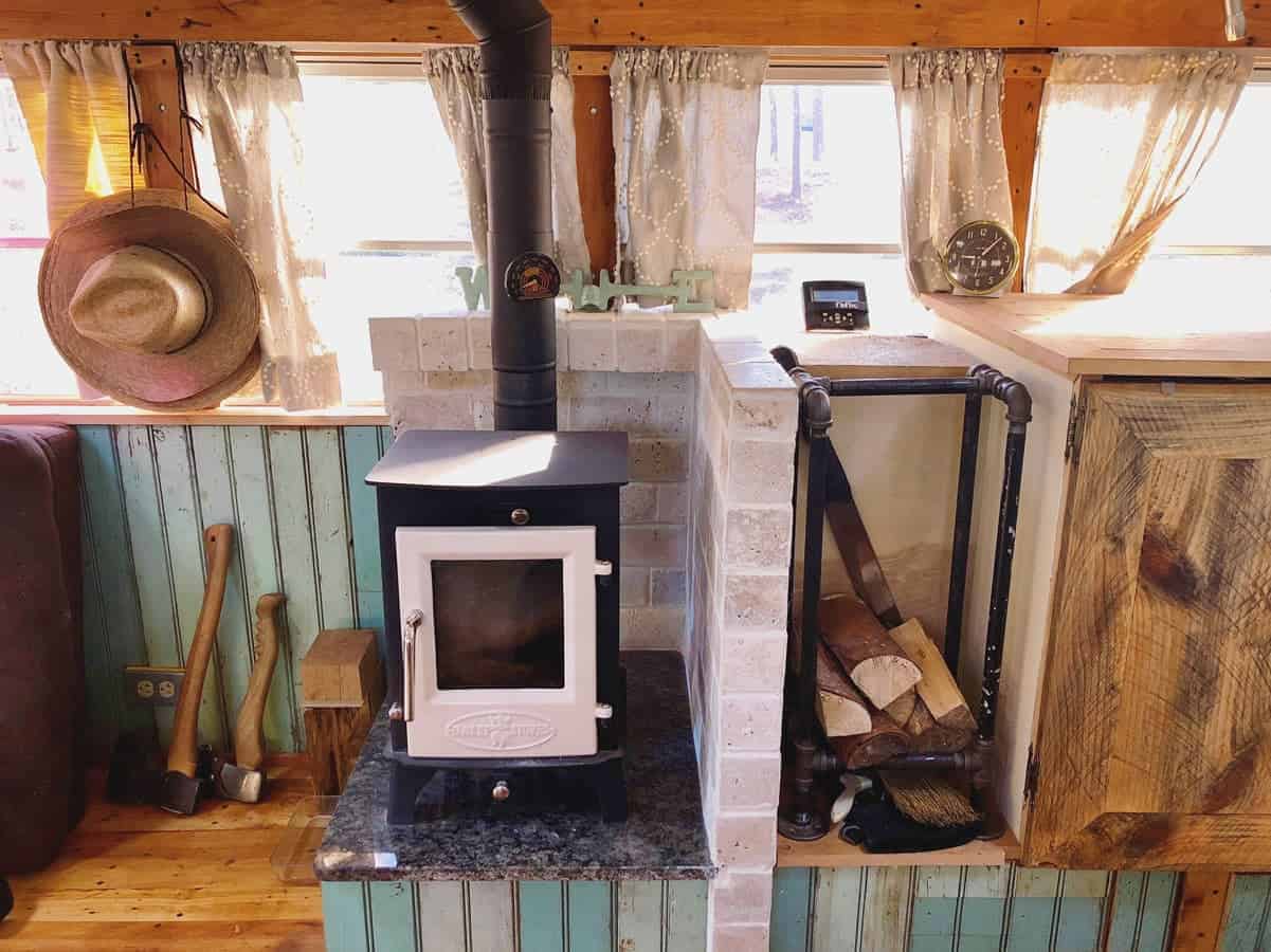 Дровяная печь создает уют и тепло в переоборудованном автобусе. Дровяная печь создает уют и тепло в переоборудованном автобусе.