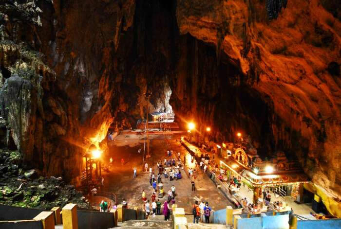 Уникальный храм в малазийских пещерах Бату появился лишь в конце XIX века и сразу же стали популярным местом паломничества индуистов (Малайзия). | Фото: ststworld.com.