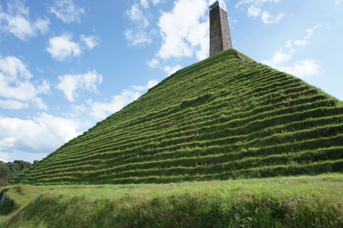Особенно восхитительно европейская пирамида выглядит в весенне-летний период, когда ступенчатые склоны покрыты зеленой травой и цветами (Pyramid of Austerlitz, Нидерланды). | Фото: barneveldsekrant.nl.