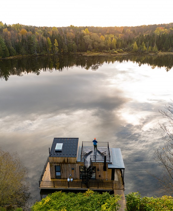 Плавучий дом можно пришвартовать к любому берегу (Канада). | Фото: loveproperty.com.