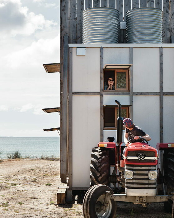 Для некоторых постояльцев устраивают захватывающий аттракцион, перемещая пляжный домик вместе с ними (The Hut on Sleds, Новая Зеландия). | Фото: wowowhome.com.