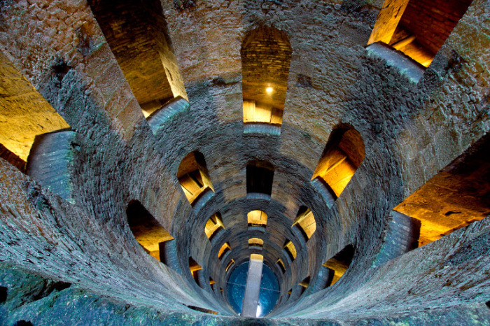 Древние башни-колодцы, устремляющиеся в глубь скалы, были высечены этрусками еще до нашей эры (Орвието, Италия). | Фото: latuaitalia.ru.