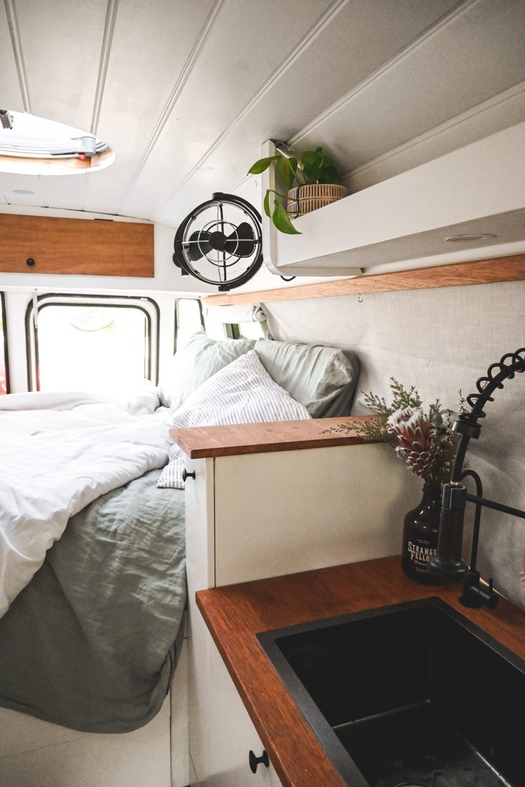 Спальня обустроена в задней части автобуса. Спальня обустроена в задней части автобуса.