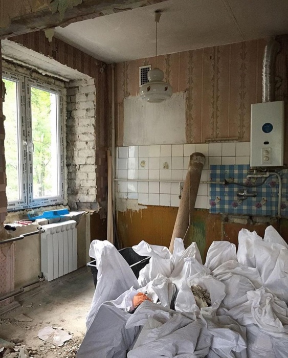 Для увеличения пространства стену между жилой комнатой и кухней пришлось немного передвинуть. | Фото: © persitskaya.