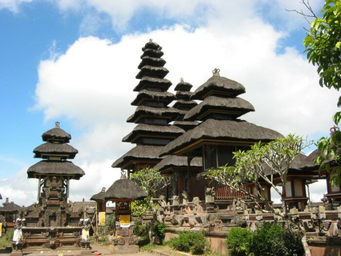 Все сооружения храмового комплекса были построены из вулканического камня, что поспособствовало их сохранности (Pura Ulun Danu Beratan, о-в Бали). | Фото: fineartamerica.com.