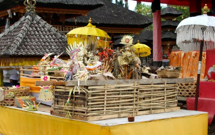 Дары в корзинках для добрых духов (Pura Ulun Danu Beratan, о-в Бали). | Фото: zhitanska.com.