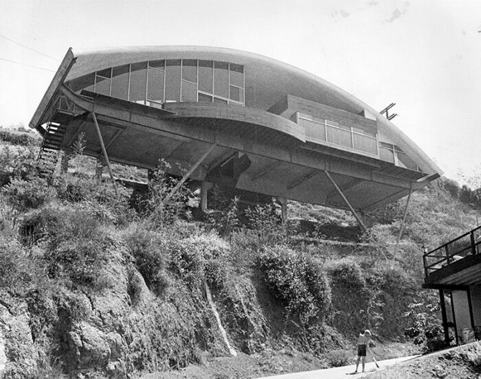«Радужный дом» был построен в 1962 году на вершине еще пустынных Голливудских холмов (Лос-Анджелес, США). | Фото: angelenoliving.com.