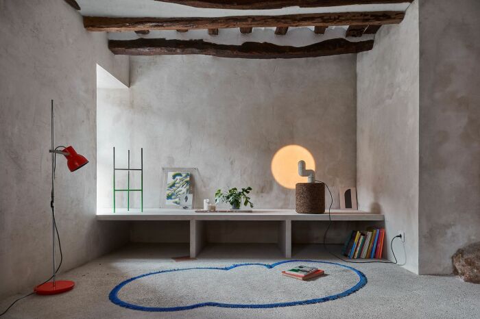 Каменная скамья превратилась в уютный уголок для чтения (Ла-Риоха, Испания). | Фото: plataformaarquitectura.cl.