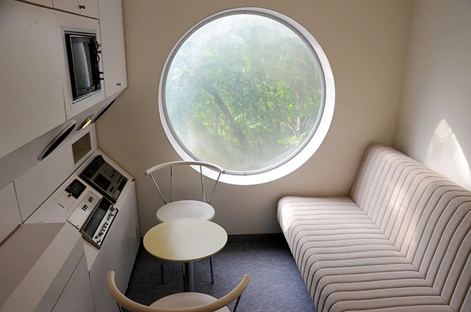 Вторая спальная комната оформлена в точности, как квартира-капсула в легендарной высотке Nakagin Capsule Tower (Capsule House-K, Япония). | Фото: hiddenarchitecture.net.