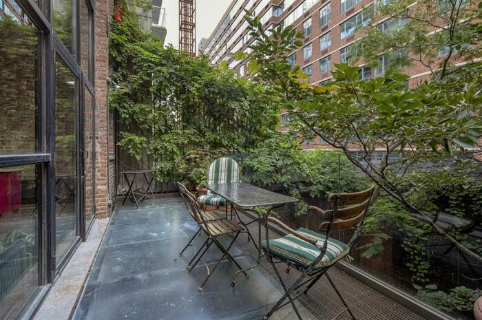 В новой резиденции имеется и открытый балкон, выходящий во внутренний двор (Нью-Йорк, США). | Фото: loveproperty.com.