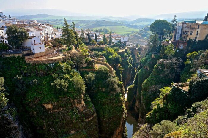 Древний город Ронда – самая впечатляющая жемчужина Андалусии (Испания). | Фото: migratingmiss.com.