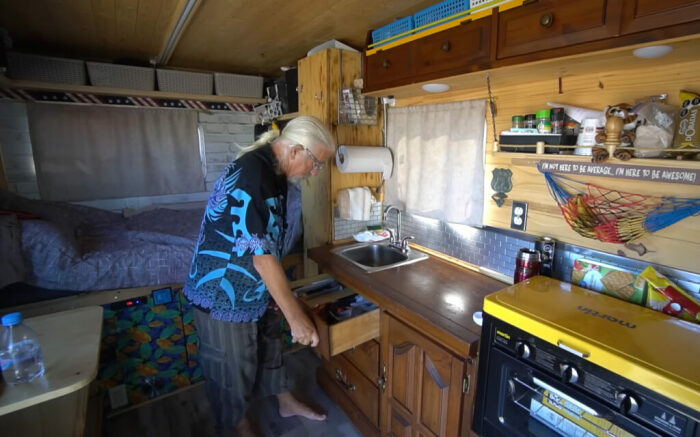 Рядом со спальным местом предусмотрена кухня (La V-Van, Канада). | Фото: homecrux.com.