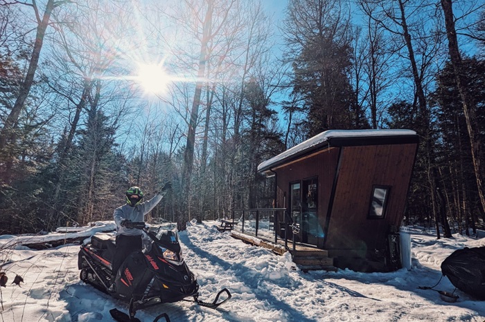 Sage Cabin – очаровательный эко-номер среди канадских лесов. | Фото: cabinscape.com.