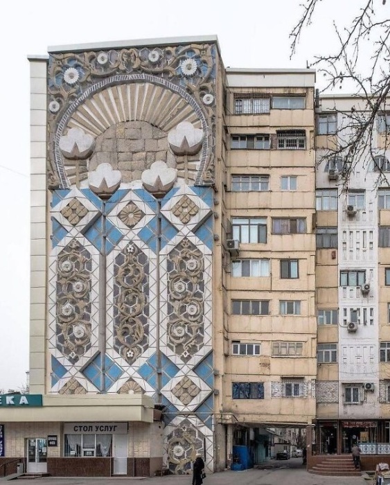 Живописное панно на фасаде жилого дома, построенного в 1974-м году в Узбекистане, изображающее главный сырьевой ресурс республики – хлопок. | Фото: art-and-fun.livejournal.com.