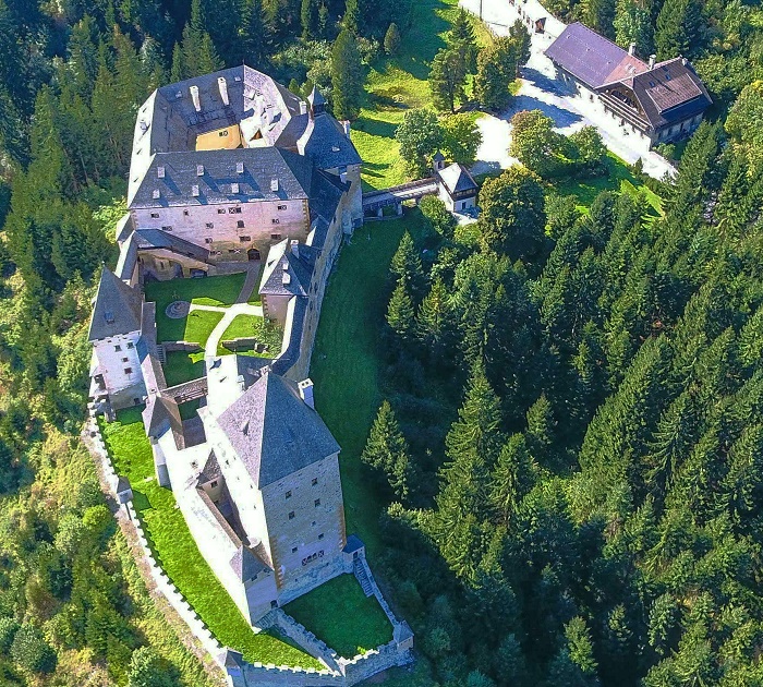 Schloss Moosham — средневековый замок, расположенный на горе Унтерберг, среди первозданных лесов региона Лунгау (Австрия). | Фото: salzburgerland.com.
