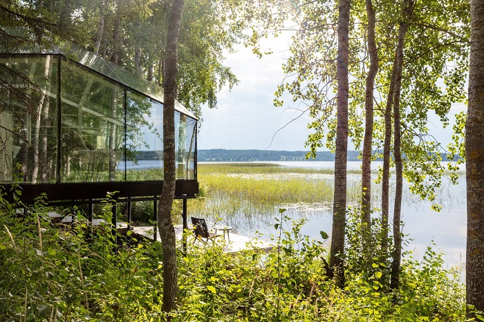 Дом полностью изготовили на заводе и установили на берегу озера на высоких сваях (Lucia Smart, Финляндия). | Фото: archdaily.com.br.