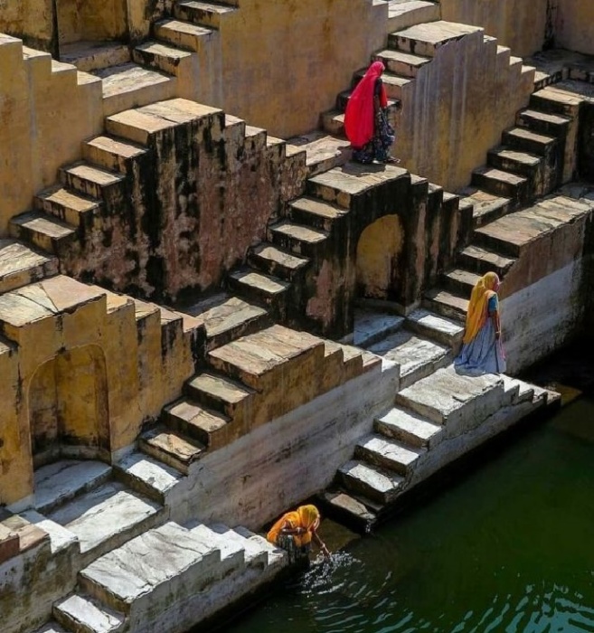 Чтобы добраться до воды, нужно было преодолеть не менее чем 91 ступень (Чанд-Баори, Индия).