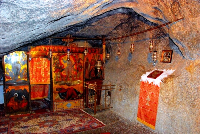 В пещере Апокалипсиса сохранились древние фрески Большой базилики (монастырь Святого Иоанна Богослова, Греция). | Фото: tro-ma-ktiko.blogspot.com.