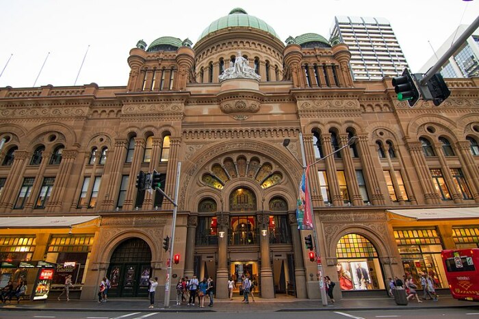 Главным украшением The Queen Victoria Building является могучий центральный купол, великолепный декор и прекрасно сохранившиеся витражи (Сидней, Австралия). | Фото: overseasattractions.com.