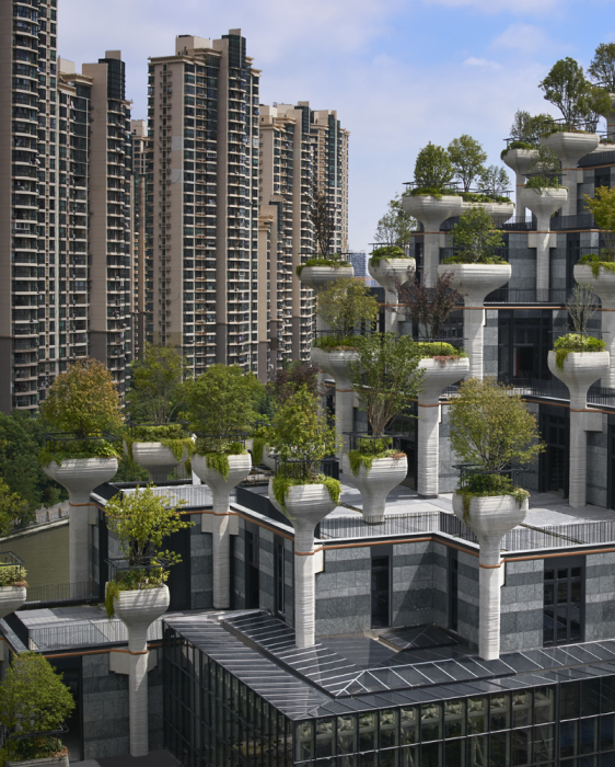 Края здания опущены вниз, чтобы создать иллюзию горного склона («1000 деревьев», Шанхай). | Фото: plataformaarquitectura.cl.