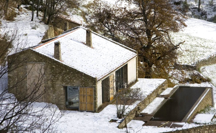 Основательное каменное строение конюшни стало надежным загородным домом для большого и творческого семейства из Мадрида. | Фото: dearcult.blogspot.com.