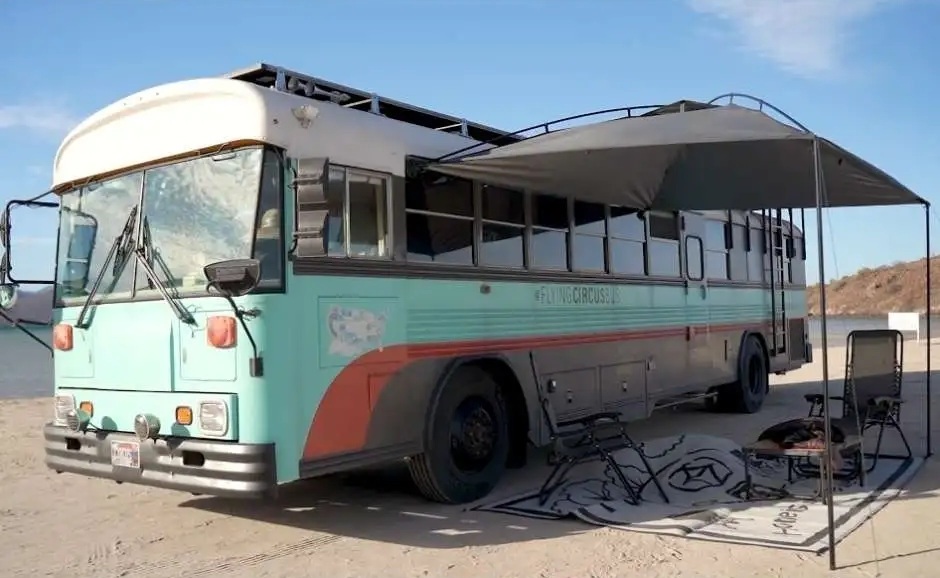 Стоит лишь натянуть тент и зона отдыха готова.