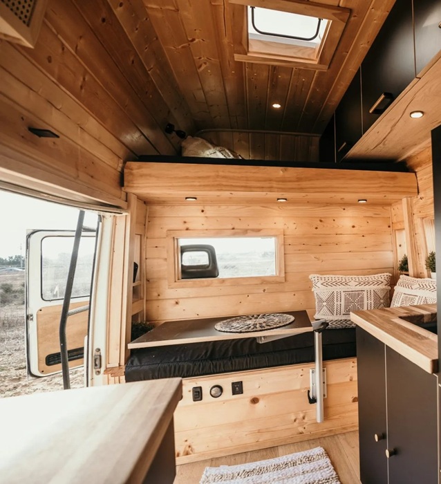 Уютная гостиная. | Фото: nomadikcustoms.com. Уютная гостиная. | Фото: nomadikcustoms.com.