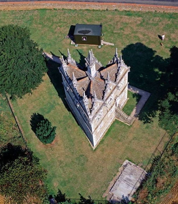Причудливый треугольный дом Раштона с высоты птичьего полета (Rushton Triangular Lodge, Великобритания). | Фото: english-heritage.org.uk.