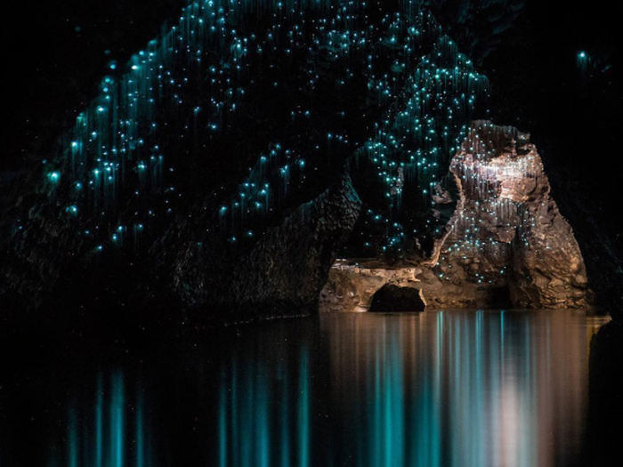 Удивительно прекрасное свечение может в любой момент «выключиться», если светлячки испугаются шумных туристов (Waitomo Glowworm Cave, Новая Зеландия). | Фото: factum-info.net.