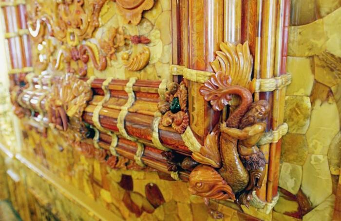 Западноевропейские мастера знали хитрости, которые помогли сохранить цвет и прозрачность янтаря на несколько веков (Янтарная комната, Пушкин). | Фото: pamsik.livejournal.com.