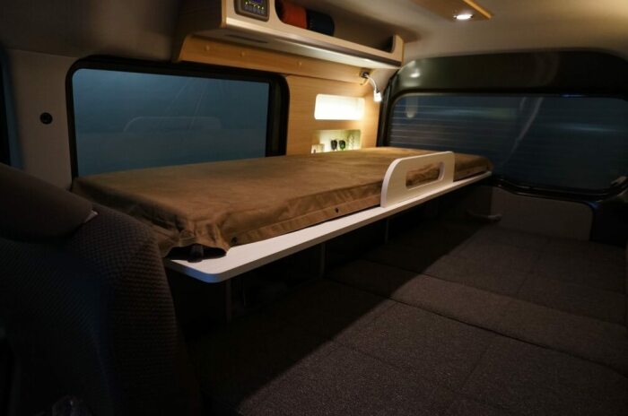 Столешницу легко превратить в кровать-чердак, где может спать ребенок или миниатюрный друг (Oka Comfort Cozy). | Фото: newatlas.com.