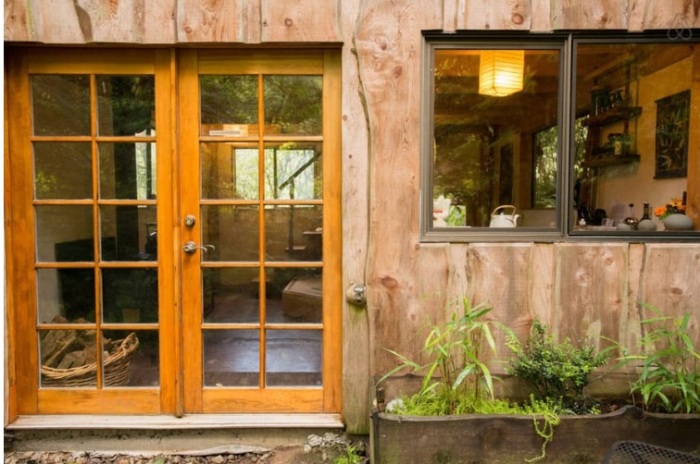 Дверь в хижину оформлена в японском стиле (Japanese Forest House, Орегона). | Фото: tinyhousefor.us.