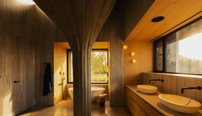 Одна из ванных комнат на нижнем уровне резиденции «75.9». | Фото: archello.com.