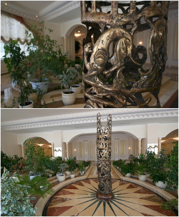В новой резиденции Акорда оформлен еще один зимний сад с композицией «Скифские мотивы» Нурлана Болатбекова в центре («Акорда», Нур-Султан).