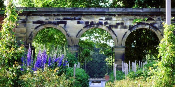 Вокруг замка разбит роскошный сад (Alnwick Castle, Великобритания). | Фото: ru.foursquare.com.