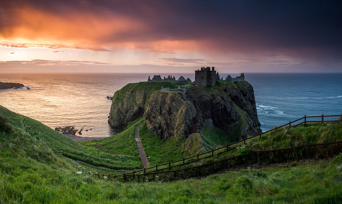 Одинокий замок Данноттар – рай для фотографов, мечта для любителей истории и душещипательных легенд (Stonehaven, Шотландия). | Фото: lifejourney4two.com.