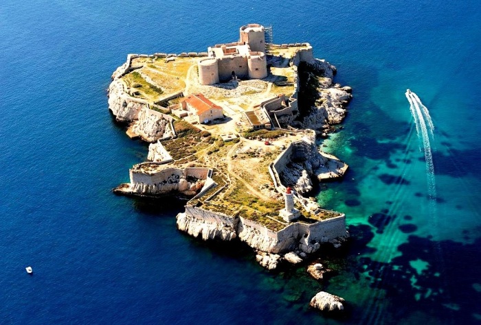 Замок Иф расположен на одноименном скалистом острове в 4 километрах от набережной Марселя (Франция). | Фото: marseille-tourisme.com.