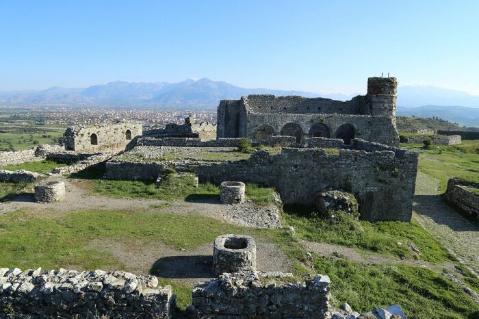 Замок Розафа – один из старейших замков Албании, в свое время был важным культурным и экономическим центром региона. | Фото: commons.wikimedia.org.